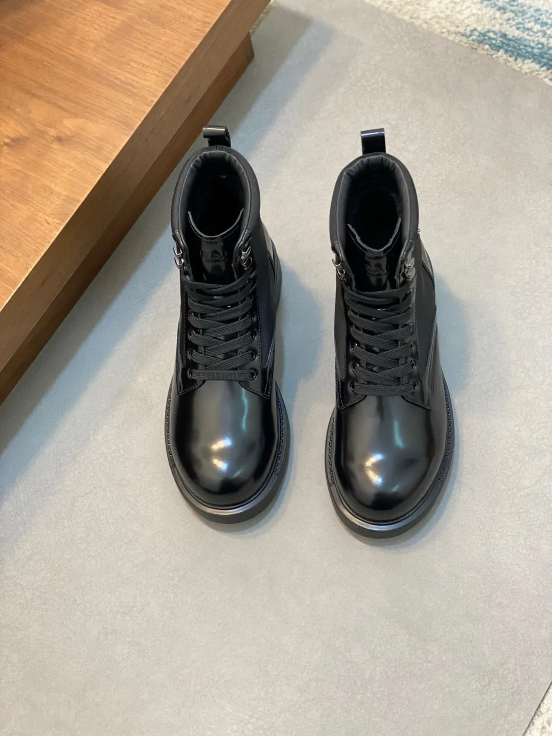 Men's shoes 💰940 PRADA men's latest ultra-light new short wool boots for autumn and winter, two-color blue nylon cowhide leather with eyelets and metal hooks, enameled triangle metal logo, 4m ultra-light serrations Ev a injection rubber concave and convex large particle snowflake pattern anti-slip soles very light and comfortable on the foot Urban modern military boot style design Men's model 39 40 41 42 43 44